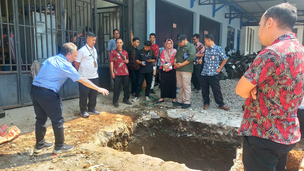 USAID IUWASH Tangguh, Jaga Mata Air dengan Pembuatan Sumur Resapan
