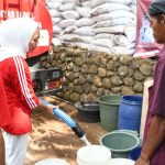 Ikuti Gebrak Atasi Kekeringan, Bupati Tiwi Ikut Salurkan Air Bersih (Foto: Dok Prokopim Purbalingga)