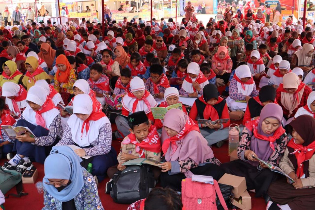 Tingkatkan Minat Baca, Seribu Pelajar Antusias Ikuti Gerakan 15 Menit Membaca (Foto: Dok Timkom Pemkot Pekalongan)