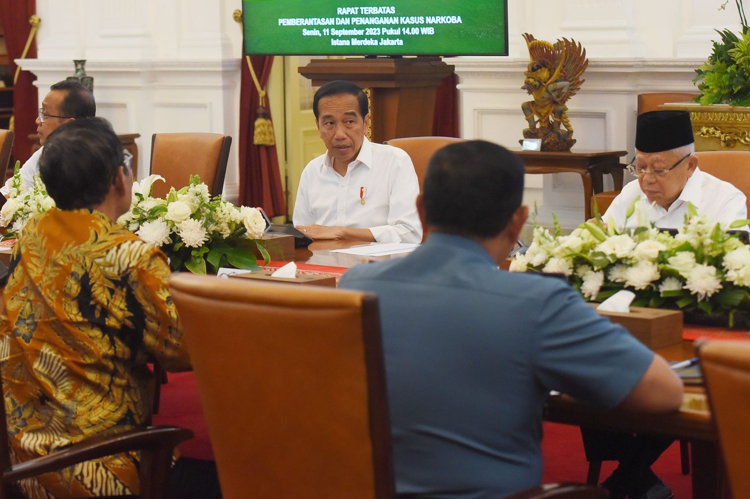 Presiden Jokowi memimpin ratas yang membahas mengenai pemberantasan dan penanganan kasus narkoba, di Istana Merdeka, Jakarta, Senin (11/09). (Foto: Dok  Humas Setkab)