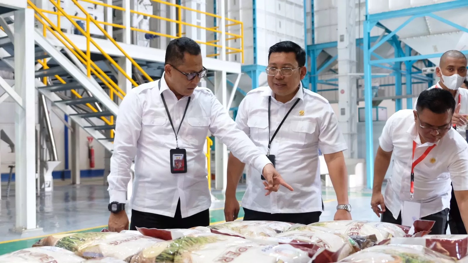 Kepala Bapanas Kunjungi Mesin Rice to Rice Bulog, Pastikan Beras Bantuan Berkualitas Baik (Foto: Dok Bapanas)