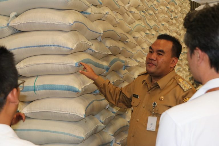 Pemkab Bersama Perum Bulog Salurkan Cadangan Pangan untuk 89.330 KPM (Foto: Dok Dinkominfo Blora)