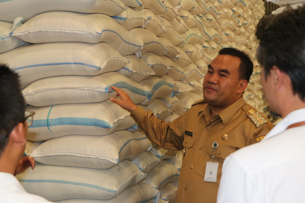 Pemkab Bersama Perum Bulog Salurkan Cadangan Pangan untuk 89.330 KPM (Foto: Dok Dinkominfo Blora)