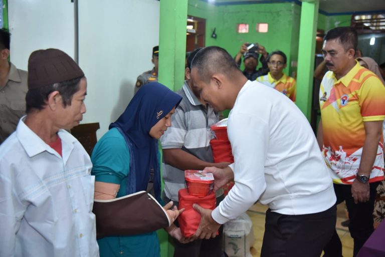Korban Laka Truk di Tanjakan Logending Kecamatan Ayah Dibantu Sembako dan Pengobatan (Foto: Dok Pemkab Kebumen)