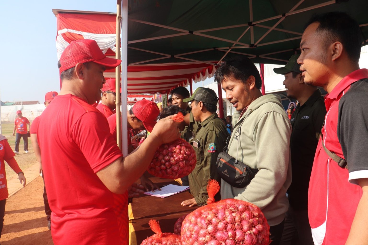 Ribuan ASN Brebes Borong 3 Ton Bawang Merah dari Petani (Foto: Dok Diskominfo Jateng)