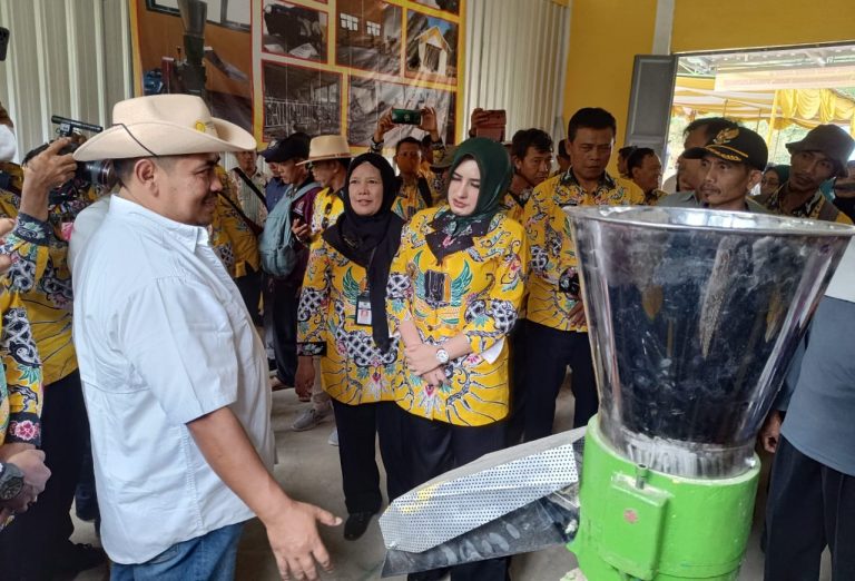 Tingkatkan Produksi Pertanian, Pemkab Salurkan Bantuan Alsintan dan Bangun Pabrik Pakan Ternak (Foto: Dok Pemkab Pekalongan)