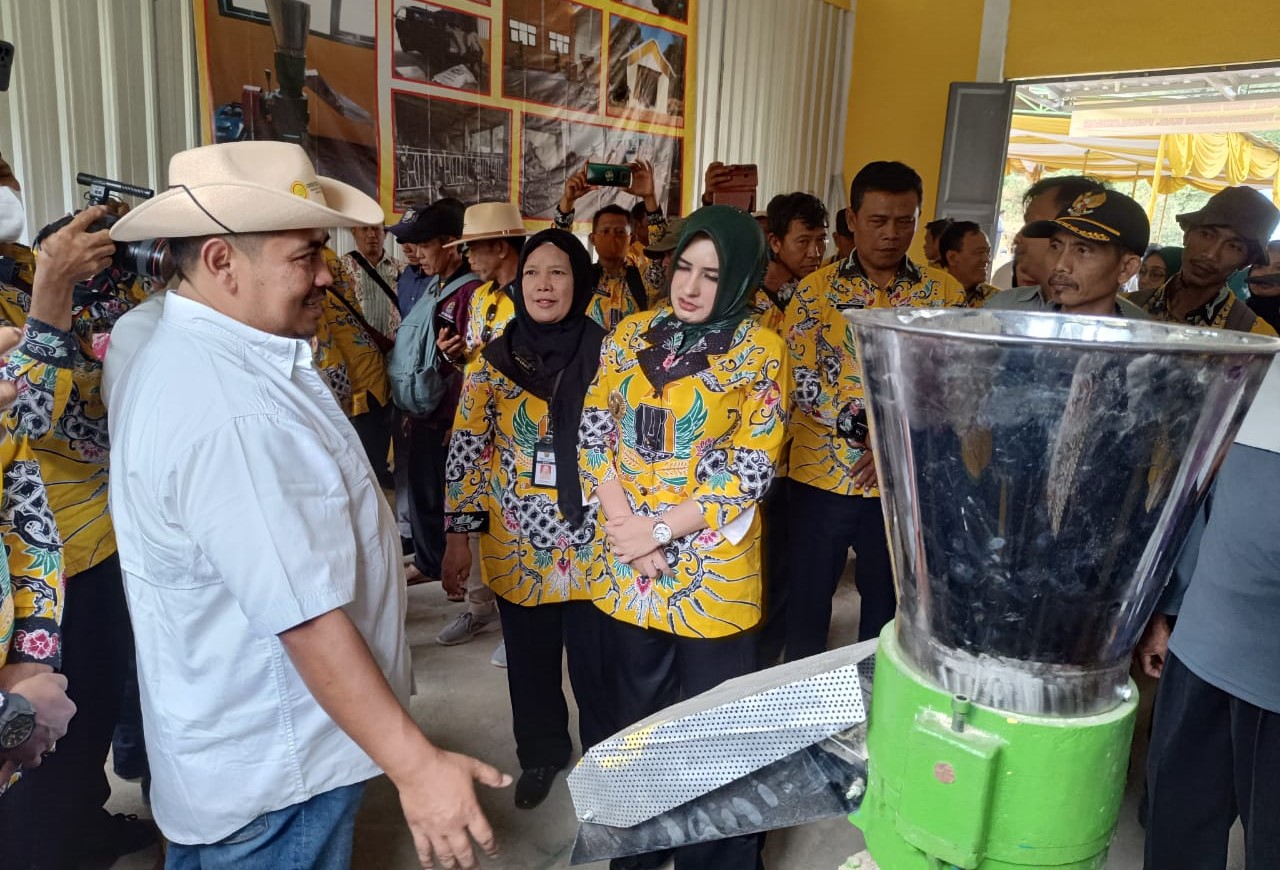 Tingkatkan Produksi Pertanian, Pemkab Salurkan Bantuan Alsintan dan Bangun Pabrik Pakan Ternak (Foto: Dok Pemkab Pekalongan)