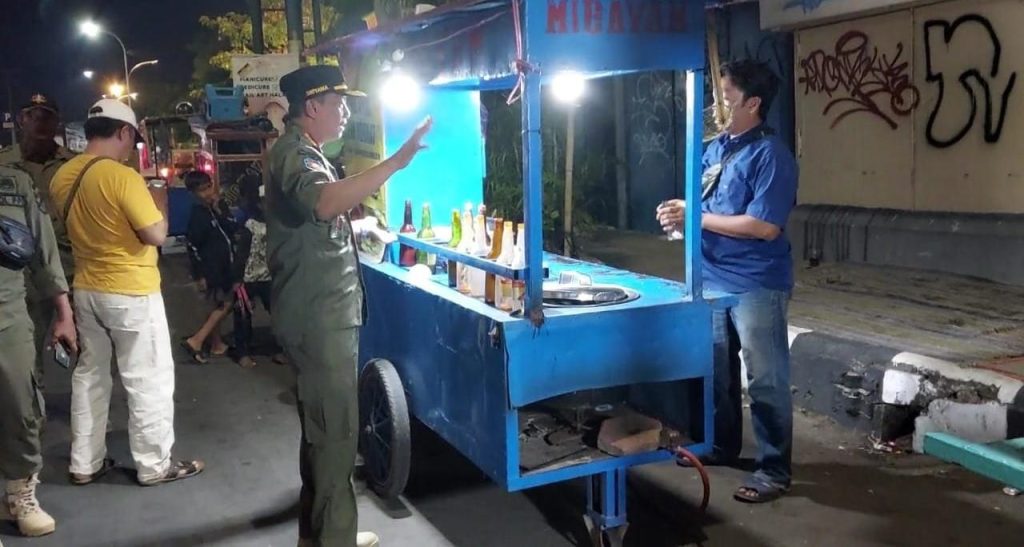 Apel Gabungan, Satpol P3KP Edukasi PK5 Tak Boleh Berjualan di Alun-Alun (Foto: Dok Timkom Pemkot Pekalongan)