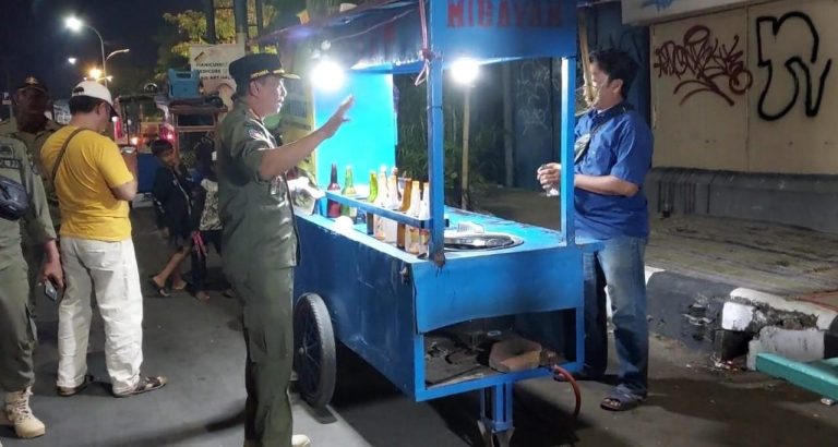 Apel Gabungan, Satpol P3KP Edukasi PK5 Tak Boleh Berjualan di Alun-Alun (Foto: Dok Timkom Pemkot Pekalongan)
