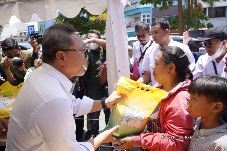 Jamin Pasokan Beras Aman, Mendag Operasi Pasar Murah di Surakarta (Foto: Dok Kemendag)