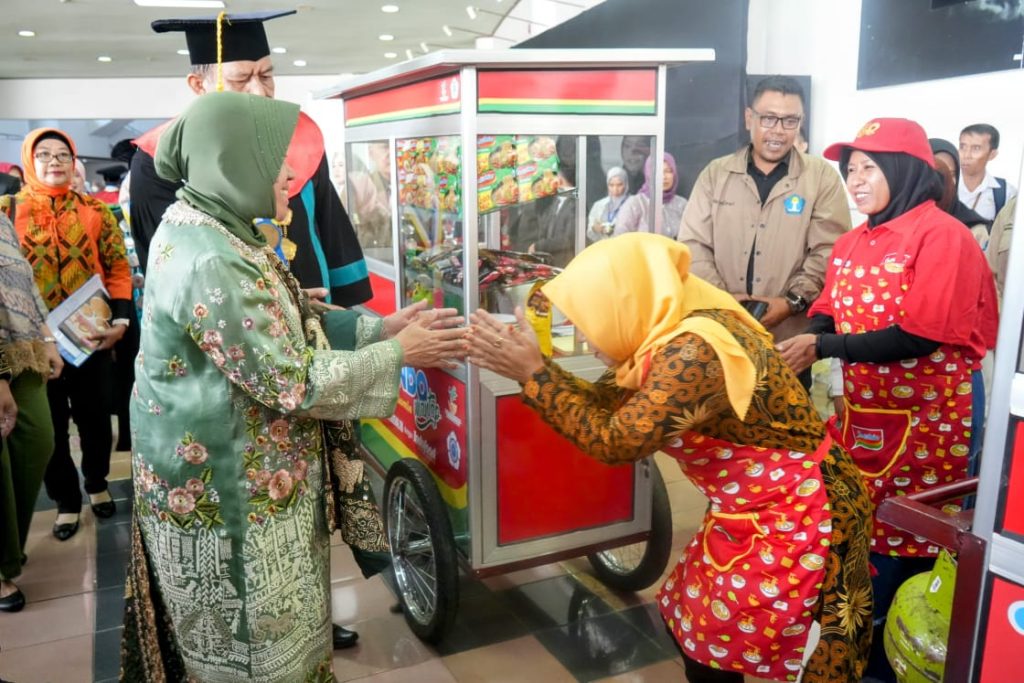 Strategi Penanganan Kemiskinan: Mensos Risma Serahkan 10 Gerobak Warmindo (Foto: Dok Kemensos)