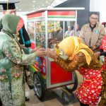 Strategi Penanganan Kemiskinan: Mensos Risma Serahkan 10 Gerobak Warmindo (Foto: Dok Kemensos)