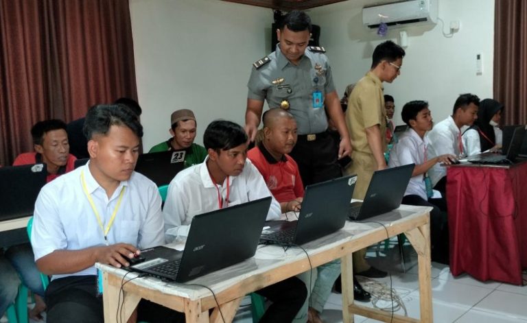 Dibimbing PKBM Wahana Ilmu, Napi Lapas Batang Ikut ANBK (Foto: Dok MC Batang)