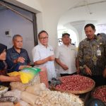 Dampingi Menteri Perdagangan Tinjau Pasar Johar, Nana: Pemerintah Terus Tekan Harga Beras (Foto: Dok: Humas Pemprov Jateng)