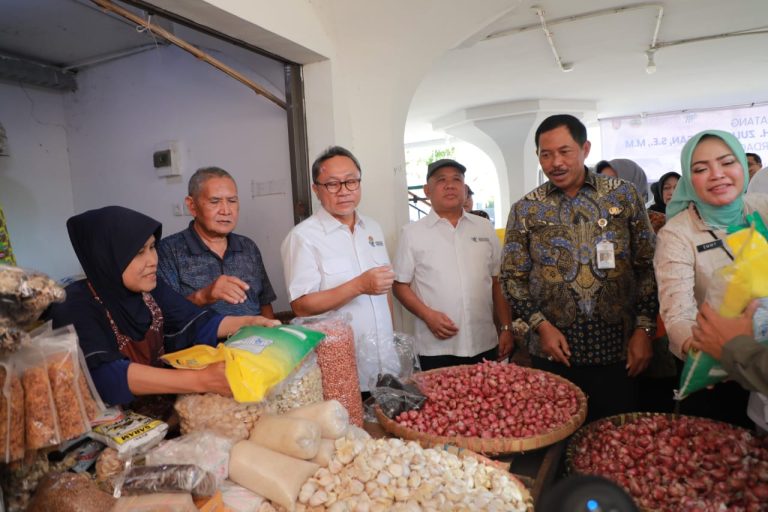 Dampingi Menteri Perdagangan Tinjau Pasar Johar, Nana: Pemerintah Terus Tekan Harga Beras (Foto: Dok: Humas Pemprov Jateng)
