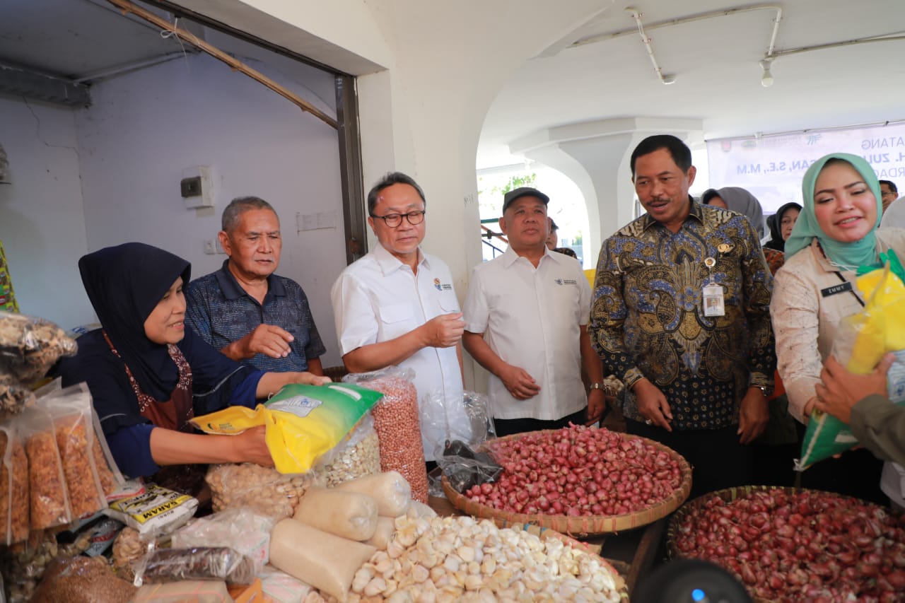 Dampingi Menteri Perdagangan Tinjau Pasar Johar, Nana: Pemerintah Terus Tekan Harga Beras (Foto: Dok: Humas Pemprov Jateng)