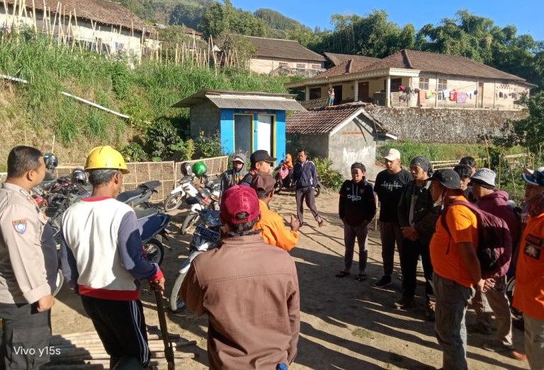Tim Gabungan Bersama Polsek Ampel Memadamkan dan Penyekatan Titik Api di Lereng Merbabu (Foto: Dok  Humas Polres Boyolali)