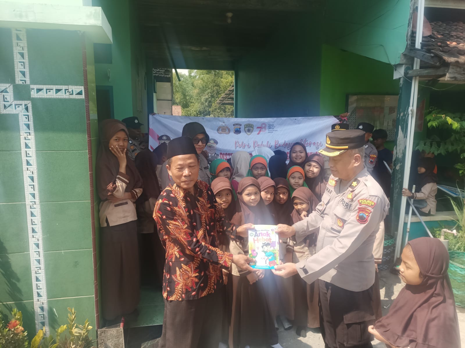 Tingkatkan Minta Baca Anak, Polres Kudus Bagikan 1.092 Buku Bacaan