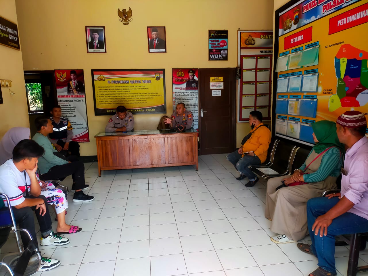 Polsek Gembong Mediasi Warga yang Merasa Tertipu Sales Kios Elektronik