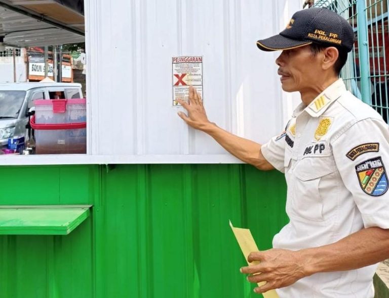 Langgar Perda Tribum No 5, Satpol P3KP Tertibkan Lapak Semi Permanen (Foto: Dok Timkom Pemkot Pekalongan)