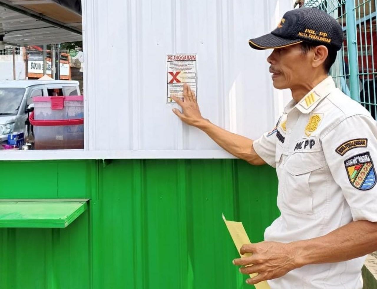 Langgar Perda Tribum No 5, Satpol P3KP Tertibkan Lapak Semi Permanen (Foto: Dok Timkom Pemkot Pekalongan)