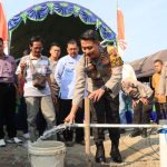 Proses pemasangan pompa air program Polda Jateng yang dilakukan Polres Grobogan. (Foto: Dok Humas Polda Jateng)