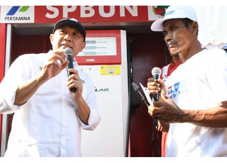 Bantu Nelayan, MenKopUKM Resmikan SPBUN di Pekalongan (Foto: Dok KemenKopUKM)