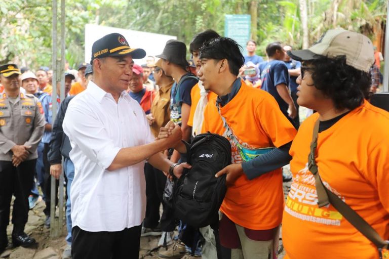 Bersih-Bersih Gunung Gede Pangrango Libatkan Ratusan Anak-Anak Muda Indonesia (Foto: Dok KemenkoPMK)