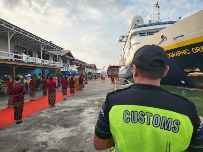 Dukung Sektor Pariwisata, Bea Cukai Layani Kedatangan MV National Geographic Orion