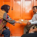 Mensos Salurkan Berbagai Bantuan Kepada Seorang Penjual Mainan