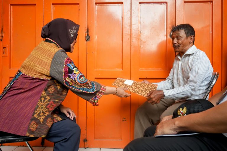 Mensos Salurkan Berbagai Bantuan Kepada Seorang Penjual Mainan