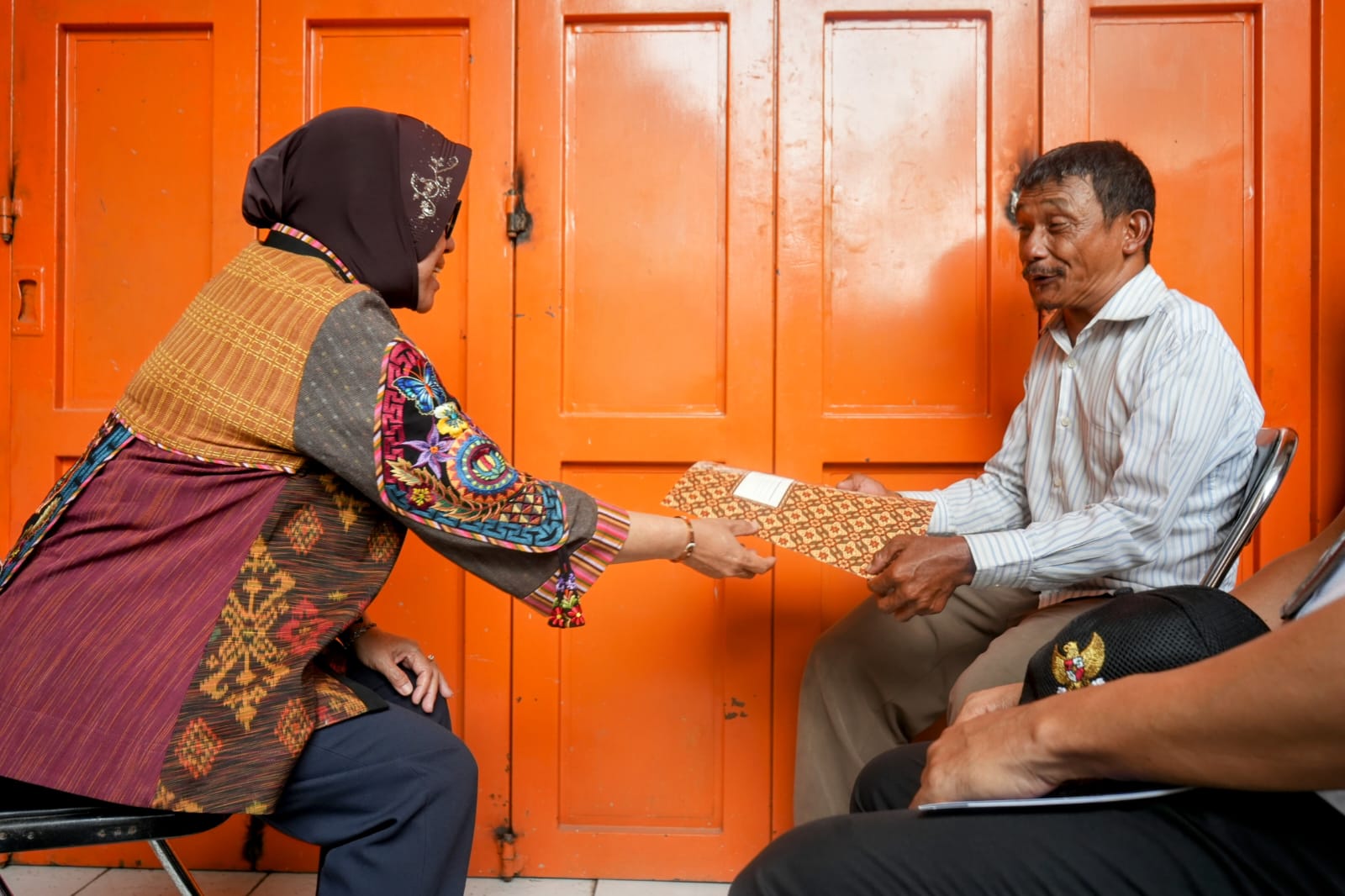 Mensos Salurkan Berbagai Bantuan Kepada Seorang Penjual Mainan