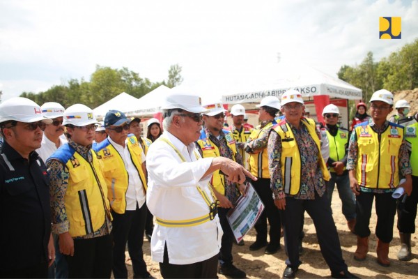 Menteri Basuki: Perhatikan Kualitas Jalan dan Lingkungan Ruas Jalan Tol IKN (Foto: Dok KemenPUPR)