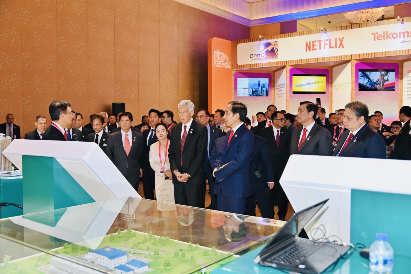 Presiden Jokowi kunjungi ekshibisi proyek inklusif ASEAN di AIPF, di Hotel Mulia, Jakarta (05/09). (Foto: Dok BPMI Setpres)
