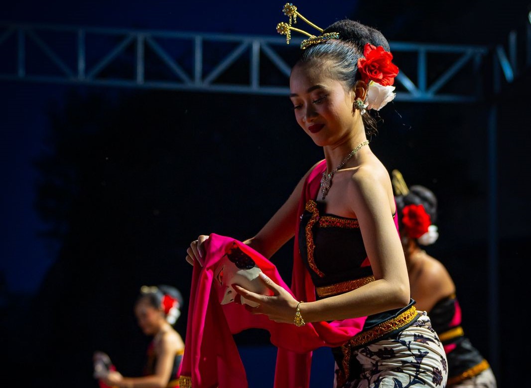 Dari Menari, Lintang Keliling Eropa Ikuti Festival Folklore Internasional