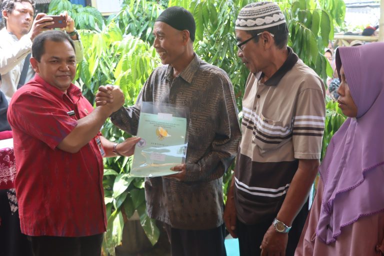 Hingga Awal Semester II 2023, Ribuan Lembar Sertipikat PTSL Dibagikan (Foto: Dok Pemkab Semarang)
