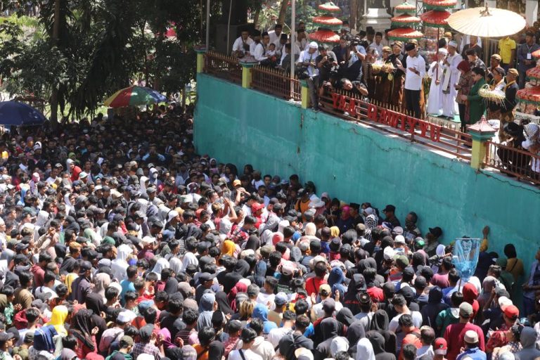 Bagikan Apem Yaa Qowiyyu di Sendang Klampeyan, Ganjar Sekaligus Pamitan
