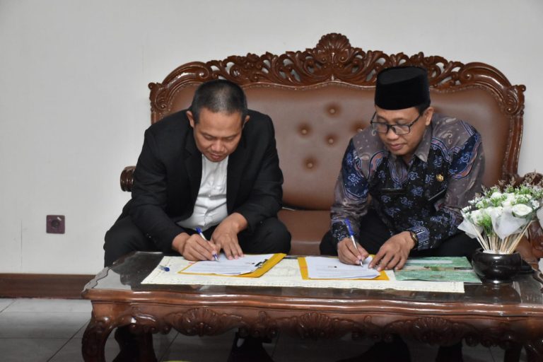 Bupati Kebumen Hibahkan Tanah untuk Pembangunan Gedung Layanan Haji dan Umrah Terpadu (Foto: Dok Pemkab Kebumen)