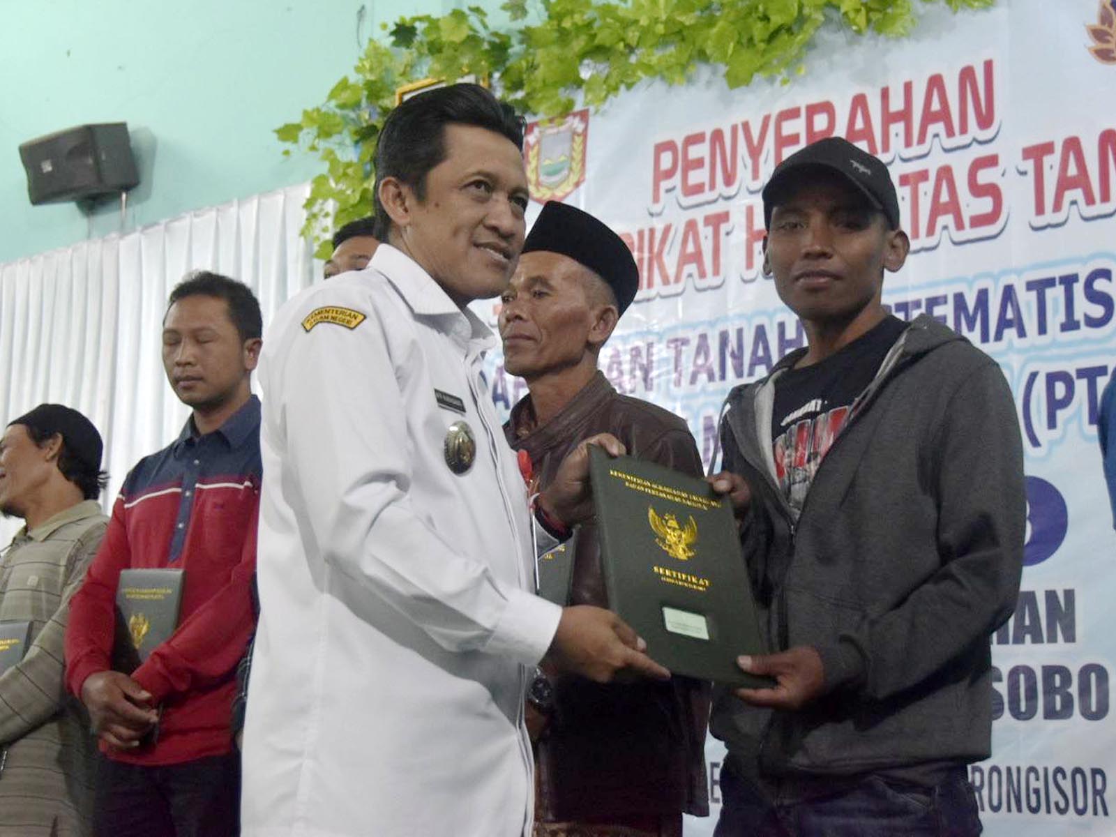 Serahkan 1.228 Sertipikat, Bupati Ingatkan Bila Diagunkan Jangan untuk Kredit Konsumtif (Foto: Dok Pemkab Wonosobo)