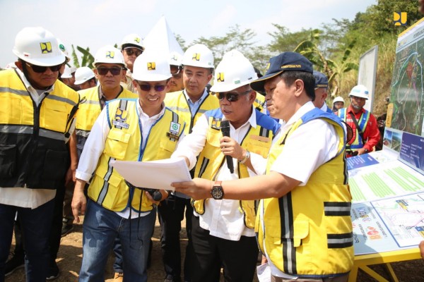 Menteri Basuki Tinjau Bendungan Cibeet Untuk Pengendalian Banjir di Hilir Sungai Citarum (Foto: Dok KemenPUPR)