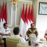 Kepala BPJPH M. Aqil Irham (berbatik) bertemu dengan Kepala BAPANAS Arief Prasetyo Adi (paling kanan) di Jakarta, Selasa (05/09) (Foto: Dok Kemenag)