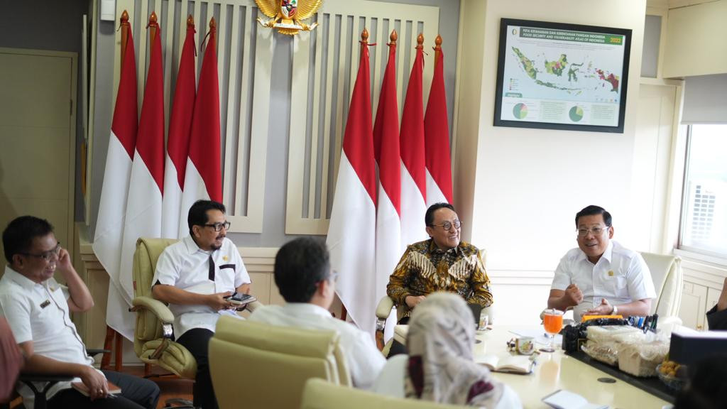 Kepala BPJPH M. Aqil Irham (berbatik) bertemu dengan Kepala BAPANAS Arief Prasetyo Adi (paling kanan) di Jakarta, Selasa (05/09) (Foto: Dok Kemenag)