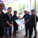 Sebanyak 121 Kartu JKN dibagikan ke Masyarakat Badui Dalam (Foto: Dok Kemenkes)