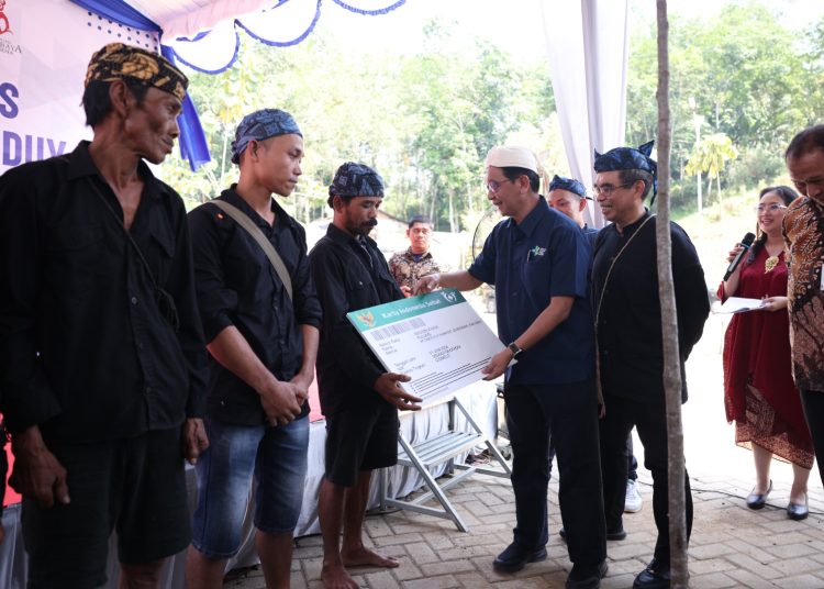 Sebanyak 121 Kartu JKN dibagikan ke Masyarakat Badui Dalam (Foto: Dok Kemenkes)