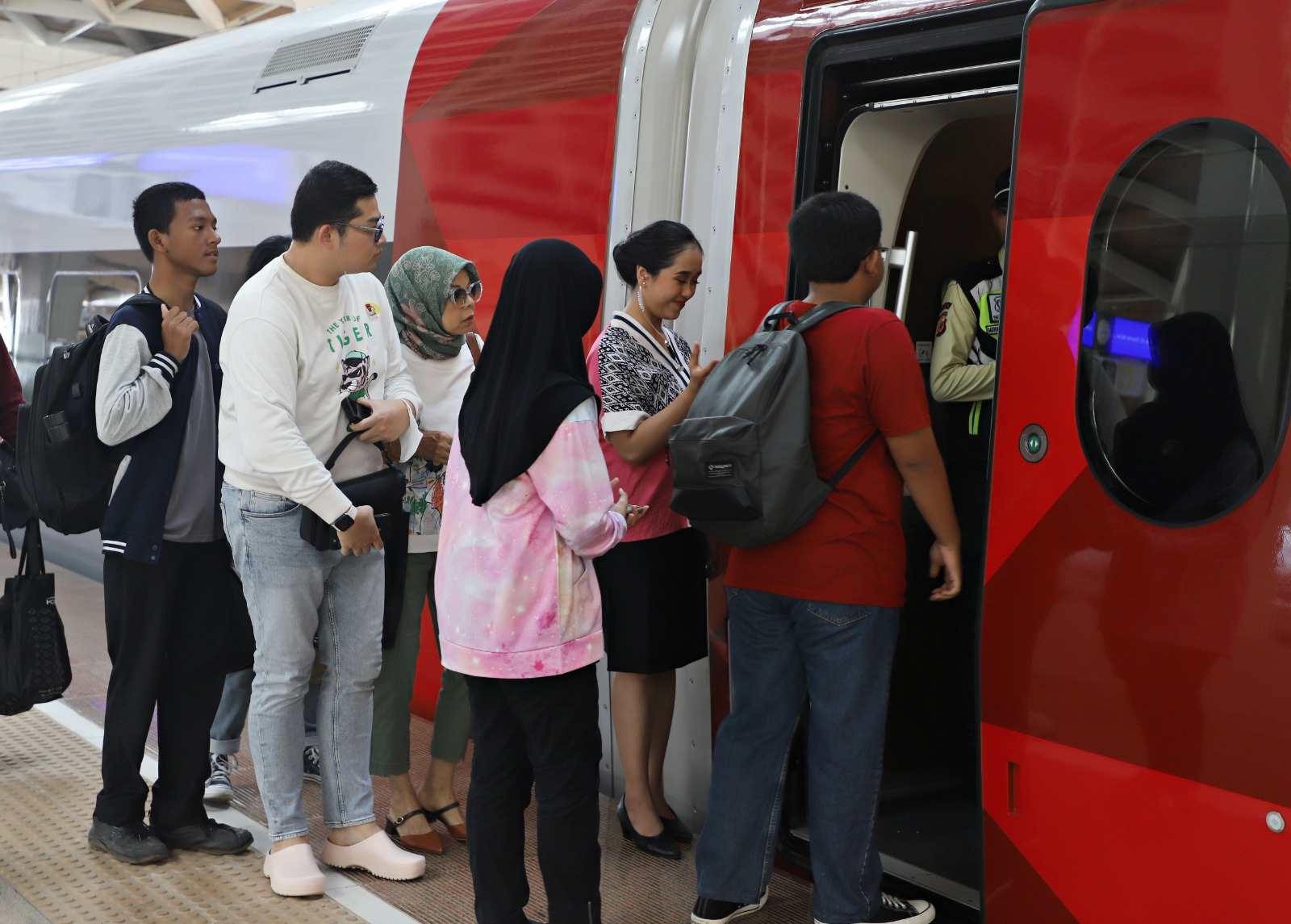 Sebanyak 4.200 Masyarakat Umum Nikmati KCJB Gratis untuk Uji Coba Tahap Pertama (Foto: Dok PT KAI)