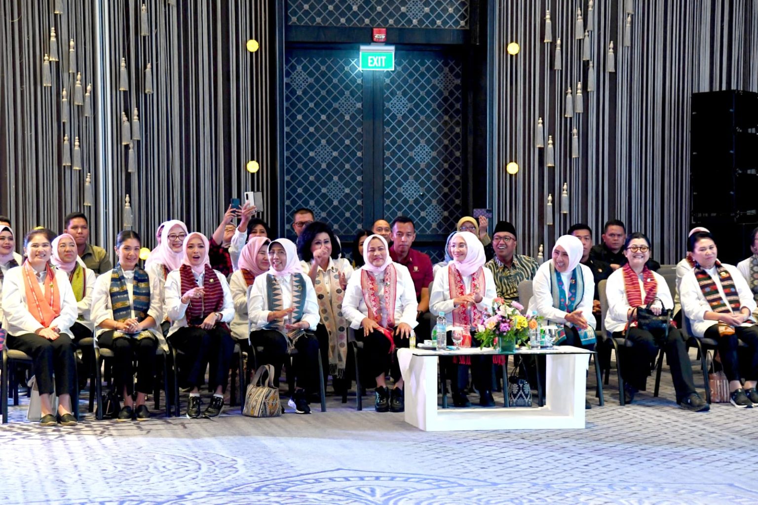 Ibu Iriana Jokowi didampingi Ibu Hani Pramono Anung beserta para anggota OASE KIM menghadiri sosialisasi Moderat Sejak Dini bersama para pelajar, Renaissance Bali Nusa Dua Resort, Kabupaten Badung, Bali. (Foto: Dok BPMI Setpres)