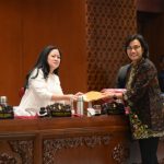 Ketua DPR RI Puan Maharani bersama Menteri Keuangan Sri Mulyani dalam Rapat Paripurna ke-6 di Gedung Nusantara II, Senayan, Jakarta, Kamis (21/09). (Foto: Dok DPR RI)