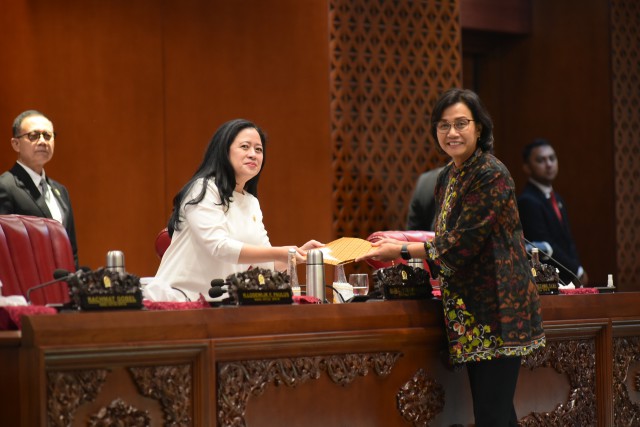 Ketua DPR RI Puan Maharani bersama Menteri Keuangan Sri Mulyani dalam Rapat Paripurna ke-6 di Gedung Nusantara II, Senayan, Jakarta, Kamis (21/09). (Foto: Dok DPR RI)