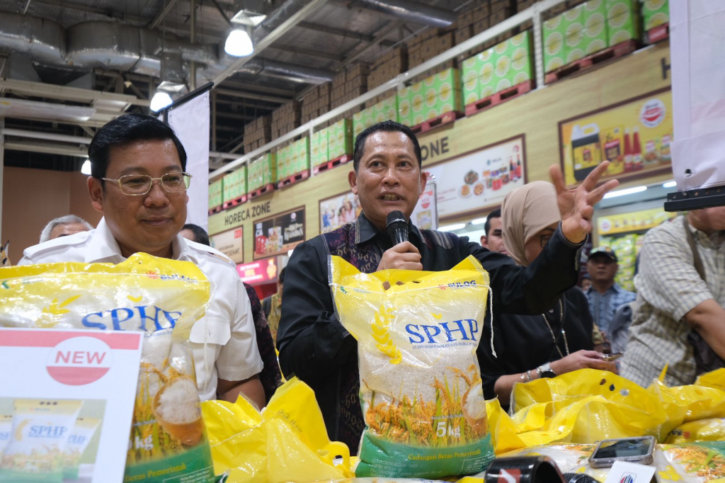 Stok Melimpah, Bulog Pastikan Beras Operasi Pasat (SPHP) Tersedia di Semua Tempat (Foto: Dok Humas Bulog)