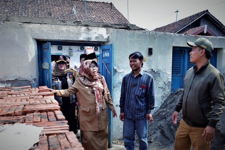 Bupati Umi Salurkan Bantuan untuk Korban Kebakaran Rumah (Foto: Dok Pemkab Tegal)